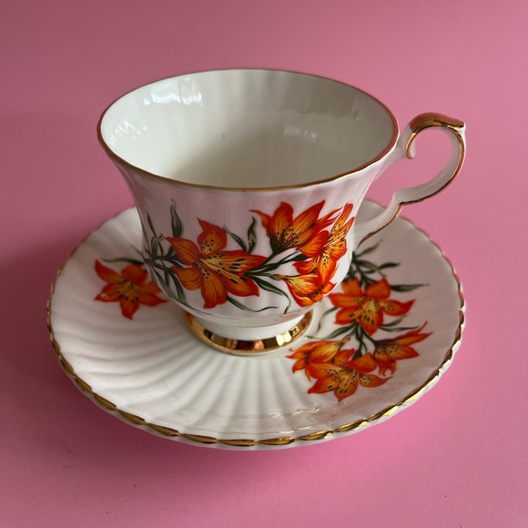 Royal Windsor Vintage Teacup and Saucer.
Pattern: “Prairie Lily” - Picture 2 of 7